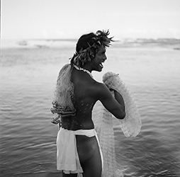 Loinclothed hobby; Obr�zek dne - the picture od the day - �awa rel - Hawaiian malo ~ B/W ~ 2/8 - Holoholoku Hasselblad - Photo by Kit Furderer 