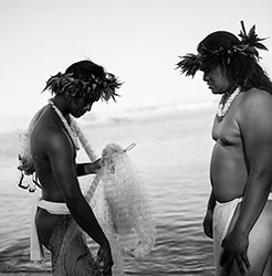 Loinclothed hobby; Obr�zek dne - the picture od the day - �awa rel - Hawaiian malo ~ B/W ~ 3/8 - Holoholoku Hasselblad - Photo by Kit Furderer 