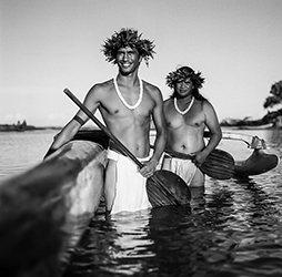 Loinclothed hobby; Obr�zek dne - the picture od the day - �awa rel - Hawaiian malo ~ B/W ~ 4/8 - Holoholoku Hasselblad - Photo by Kit Furderer 