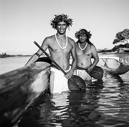 Loinclothed hobby; Obr�zek dne - the picture od the day - �awa rel - Hawaiian malo ~ B/W ~ 5/8 - Holoholoku Hasselblad - Photo by Kit Furderer 
