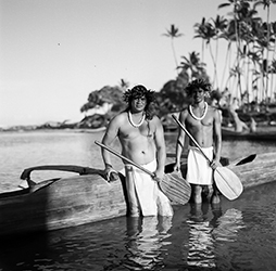 Loinclothed hobby; Obr�zek dne - the picture od the day - �awa rel - Hawaiian malo ~ B/W ~ 6/8 - Holoholoku Hasselblad - Photo by Kit Furderer 