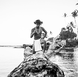 Loinclothed hobby; Obr�zek dne - the picture od the day - �awa rel - Hawaiian malo ~ B/W ~ 8/8 - Holoholoku Hasselblad - Photo by Kit Furderer 