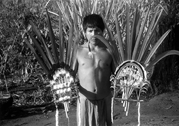Loinclothed hobby; Obr�zek dne - the picture od the day - �awa rel - Rapaz aparai (Setina) segurando flauta de pa emplumada, Paula Morgado Dias Lopes, 1990