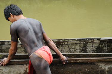 Loinclothed hobby; Obr�zek dne - the picture od the day - �awa rel - Indigenous people, Panama, Photo by V�ctor Santamar�a