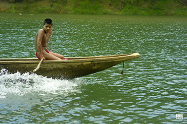 Loinclothed hobby; Obr�zek dne - the picture od the day - �awa rel -  Embera youth, Photo by Kike Calvo