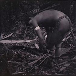 Loinclothed hobby; Obr�zek dne - the picture od the day - �awa rel - Wai Wai tribe member bending over in middle of forest plaiting leaves/grass