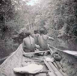 Loinclothed hobby; Obr�zek dne - the picture od the day - �awa rel - three Wai Wai tribes people in a canoe