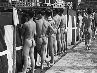 Loinclothed hobby; Obr�zek dne - the picture od the day - �awa rel -  Japanese college boys at a swimming pool at the Meiji Stadium, around 1955