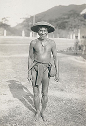 Loinclothed hobby; Obr�zek dne - the picture od the day - �awa rel -  Old Man in Breechcloth and with Basketry Hat