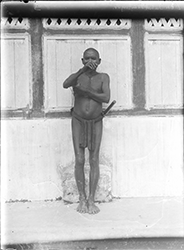Loinclothed hobby; Obr�zek dne - the picture od the day - �awa rel -  Sabubn, photo by Paul Schebesta, 1887-1967