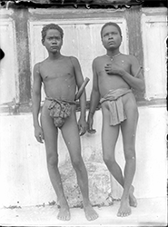 Loinclothed hobby; Obr�zek dne - the picture od the day - �awa rel -  Sabubn, photo by Paul Schebesta, 1887-1967