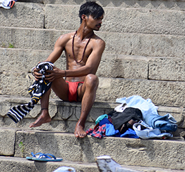 Loinclothed hobby; Obr�zek dne - the picture od the day - �awa rel -  Desi Man