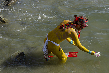 Loinclothed hobby; Obr�zek dne - the picture od the day - �awa rel -  Loinclothed celebration in the stream 