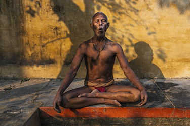 Loinclothed hobby; Obr�zek dne - the picture od the day - �awa rel -  Loinclothed,  an old India style