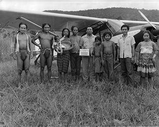 Loinclothed hobby; Obr�zek dne - the picture od the day - �awa rel - PM arrives by air to Ilongots