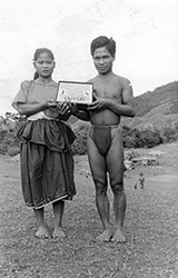 Loinclothed hobby; Obr�zek dne - the picture od the day - �awa rel - Ilongot couple with PM radio