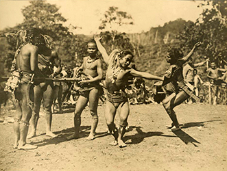 Loinclothed hobby; Obr�zek dne - the picture od the day - �awa rel - A young Ilongot dancing and mimicking the flight of birds