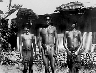 Loinclothed hobby; Obr�zek dne - the picture od the day - �awa rel - Igorots at a Bontoc Market, Luzon Island, Philippines