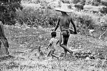 Loinclothed hobby; Obr�zek dne - the picture od the day - �awa rel - The Aeta People