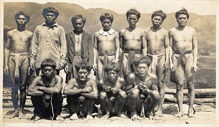 Loinclothed hobby; Obr�zek dne - the picture od the day - �awa rel - Group picture of eleven Ifugao men