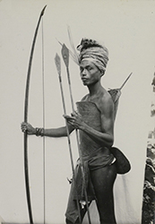 Loinclothed hobby; Obr�zek dne - the picture od the day - �awa rel - Mlad� v�le�n�k z Tanimbaru s lukem a ��py a brn�n�m z k��e karabao, Tatandi - Young warrior from Tanimbar, bow and arrow, sheiled from karabao skin