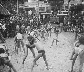 Loinclothed hobby; Obr�zek dne - the picture od the day - �awa rel - Children wrestle with each other as a Tet sport in Hanoi ~ 1929