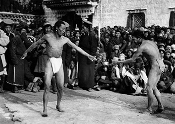 Loinclothed hobby; Obr�zek dne - the picture od the day - �awa rel - Tibetan wrestlers in 1938