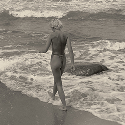 Loinclothed hobby; Obr�zek dne - the picture od the day - �awa rel - Girl enjoying sea