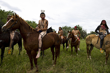 Loinclothed hobby; Obr�zek dne - the picture od the day - �awa rel - Little Bighorn Battle reenactment 2022 - billingsgazette.com ~  photo by Mike Clark