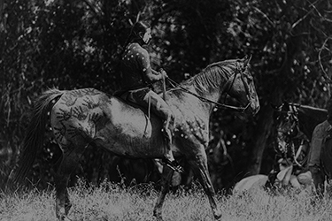 Loinclothed hobby; Obr�zek dne - the picture od the day - �awa rel - Battle of Little Bighorn reenactment ~ photo by Chris Schroeder 