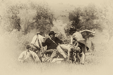 Loinclothed hobby; Obr�zek dne - the picture od the day - �awa rel - Battle of Little Bighorn reenactment ~ photo by Chris Schroeder 