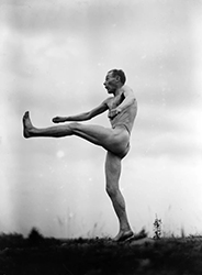 Loinclothed hobby; Obr�zek dne - the picture od the day - �awa rel - Paavo Nurmen ~ (loinlothed) flying Finn 