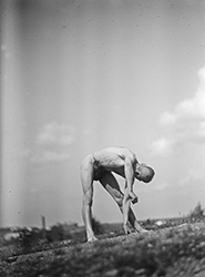 Loinclothed hobby; Obr�zek dne - the picture od the day - �awa rel - Paavo Nurmen ~ (loinlothed) flying Finn 