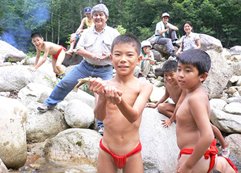 Loinclothed hobby; Obr�zek dne - the picture od the day - �awa rel - Night Eagle Wilderness camp ~ indian loincloth(s) as a basic and common item of them