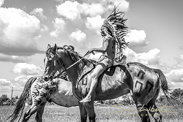 Loinclothed hobby; Obr�zek dne - the picture od the day - �awa rel - photo by Sara Liberte - 2022 Little Big Horn Battle Reenactment