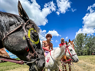 Loinclothed hobby; Obr�zek dne - the picture od the day - �awa rel - photo by Sara Liberte - 2022 Little Big Horn Battle Reenactment