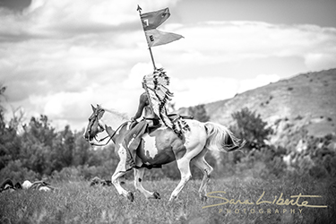 Loinclothed hobby; Obr�zek dne - the picture od the day - �awa rel - photo by Sara Liberte - 2022 Little Big Horn Battle Reenactment