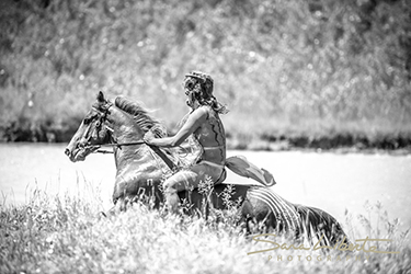 Loinclothed hobby; Obr�zek dne - the picture od the day - �awa rel - photo by Sara Liberte - 2022 Little Big Horn Battle Reenactment