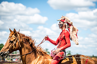 Loinclothed hobby; Obr�zek dne - the picture od the day - �awa rel - photo by Sara Liberte - 2022 Little Big Horn Battle Reenactment