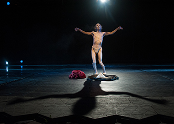 Loinclothed hobby; Obr�zek dne - the picture od the day - �awa rel - Butoh style ~ Atsushi Takenouchi ~ Sommerwerft 2022h