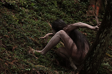 Loinclothed hobby; Obr�zek dne - the picture od the day - �awa rel - Butoh dancer (aka savage in the forest) 5/8