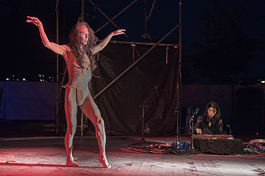 Loinclothed hobby; Obr�zek dne - the picture od the day - �awa rel - Sommerwerft- EARTH � von Atsushi Takenouchi JINEN ~  Photo by Barbara Walzer