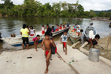 Loinclothed hobby; Obr�zek dne - the picture od the day - �awa rel - Guyana ~ photo by Emanuela Ascoli