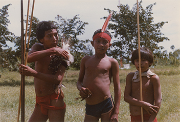 Loinclothed hobby; Obr�zek dne - the picture od the day - �awa rel - Yanomami  boys