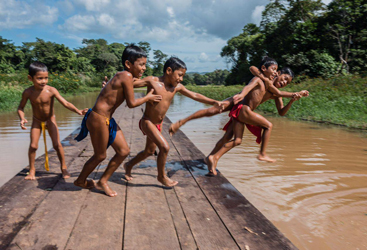 Loinclothed hobby; Obr�zek dne - the picture od the day - �awa rel - Embera boys