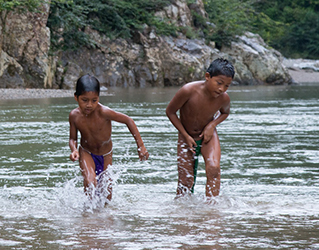 Loinclothed hobby; Obr�zek dne - the picture od the day - �awa rel - Embera boys