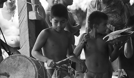 Loinclothed hobby; Obr�zek dne - the picture od the day - �awa rel - photo by Esdras Jaimes  - Embera Drua ~ 1/6
