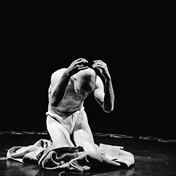 Loinclothed hobby; Obr�zek dne - the picture od the day - �awa rel -  Loinclothed Butoh dancer ~  Imre Thormann, The False David,  photo  by Piotr Nykowski