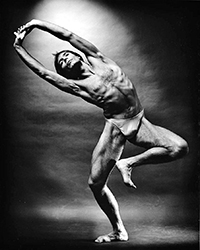 Loinclothed hobby; Obr�zek dne - the picture od the day - �awa rel - dancer Tim Wengerd, photo  by Jack Mitchell