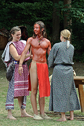 Loinclothed hobby; Obr�zek dne - the picture od the day - �awa rel -  Native american reenacting